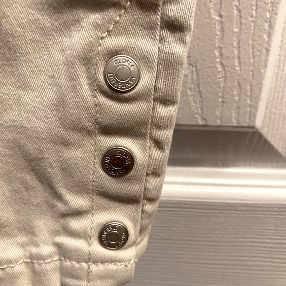 Gloria Vanderbilt All-Around Slimming Effect Cuff Capri. - Picture 3 of 4